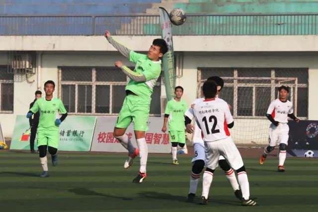 马刺季前赛表现低迷 三后卫阵容的合理性存疑
